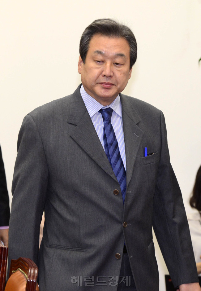 김무성 새누리당 대표가 19일 서울 여의도 국회에서 열린 최고위원회의에 참석하고 있다. 박해묵 기자/mook@heraldcorp.com