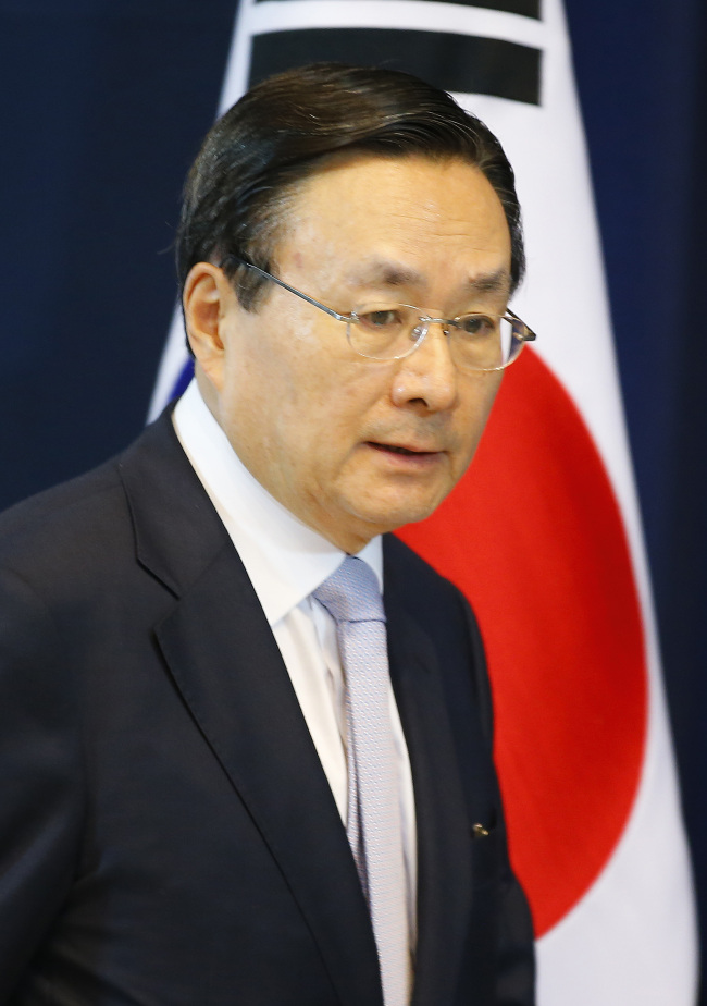 <YONHAP PHOTO-2468> 회견장 입장하는 주철기 외교안보수석 (서울=연합뉴스) 황광모 기자 = 주철기 청와대 외교안보수석이 박근혜 대통령 유엔 총회 방문 성과 설명을 위해 30일 오후 청와대 춘추관에서 브리핑룸으로 입장하고 있다. 2015.9.30 hkmpooh@yna.co.kr/2015-09-30 14:55:13/ <저작권자 ⓒ 1980-2015 ㈜연합뉴스. 무단 전재 재배포 금지.>
Ju Chul-ki.   Yonhap
Ju Chul-ki.   Yonhap