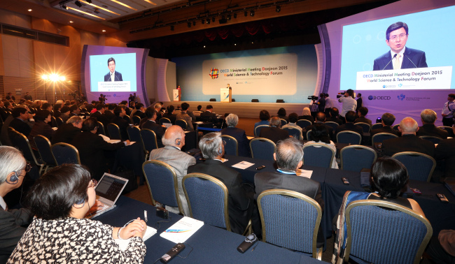 Prime Minister Hwang Kyo-ahn delivers a speech during the World Science & Technology Forum that opened in Daejeon on Monday.   Yonhap
Prime Minister Hwang Kyo-ahn delivers a speech during the World Science & Technology Forum that opened in Daejeon on Monday.   Yonhap