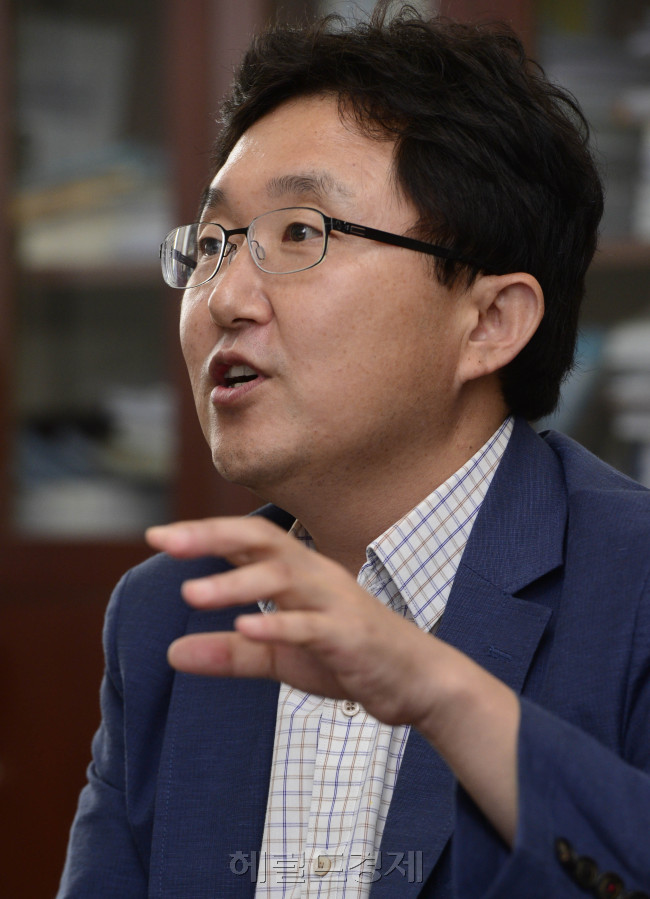 국회 정무위원회 간사인 김용태 새누리당 의원은 지난 19일 국회에서 가진 헤럴드경제와의 인터뷰에서 “테크놀로지와 파이낸스의 결합은 돌이킬 수도 없고 흐름에 뒤쳐지면 망할 수밖에 없다”고 강조했다.박해묵 기자/mook@heraldcorp.com