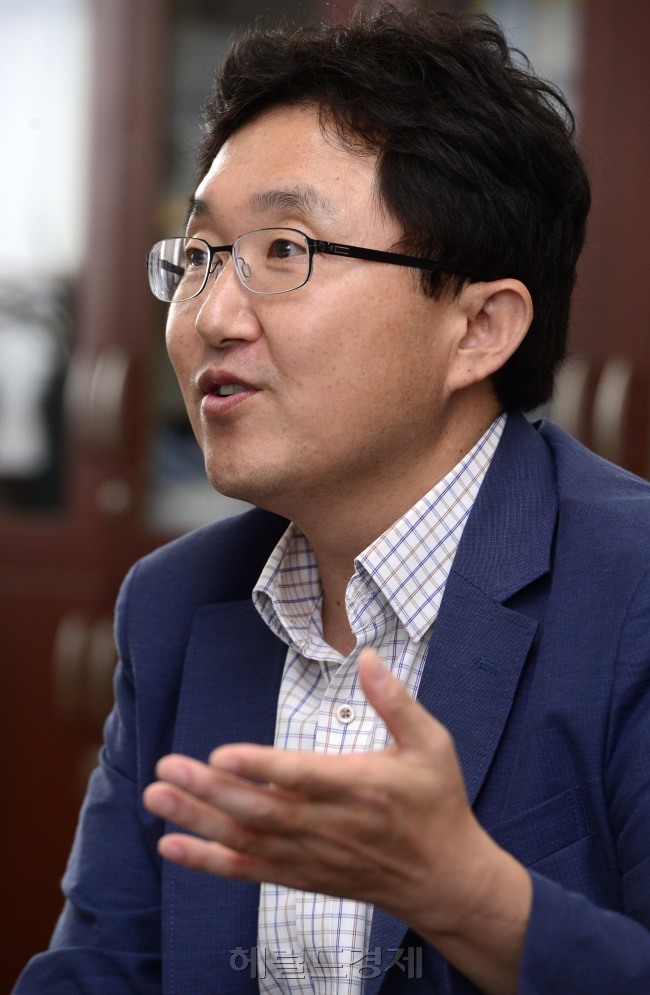 국회 정무위원회 간사인 김용태 새누리당 의원은 지난 19일 국회에서 가진 헤럴드경제와의 인터뷰에서 “테크놀로지와 파이낸스의 결합은 돌이킬 수도 없고 흐름에 뒤쳐지면 망할 수밖에 없다”고 강조했다.박해묵 기자/mook@heraldcorp.com