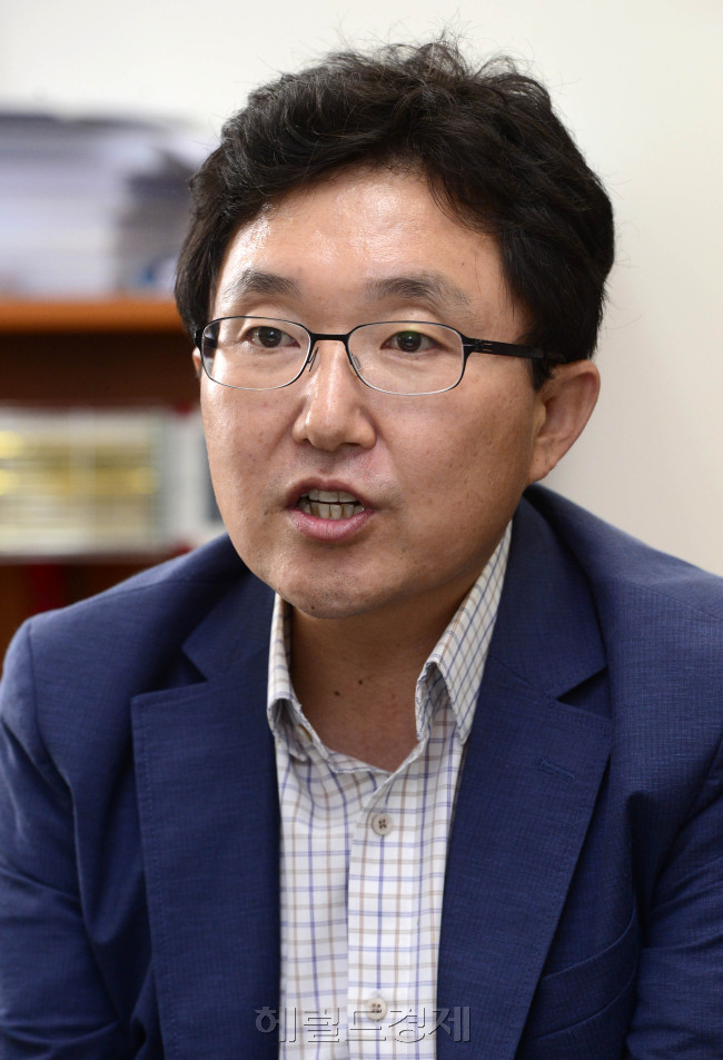 국회 정무위원회 간사인 김용태 새누리당 의원은 지난 19일 국회에서 가진 헤럴드경제와의 인터뷰에서 “테크놀로지와 파이낸스의 결합은 돌이킬 수도 없고 흐름에 뒤쳐지면 망할 수밖에 없다”고 강조했다.박해묵 기자/mook@heraldcorp.com