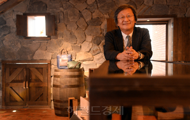 19일 청담동 도산공원 앞에 새롭게 문을 연 0914플래그십스토어 2층에서 박은관 시몬느 회장이 포즈를 취했다. [사진=안훈 기자/rosedale@heraldcorp.com]