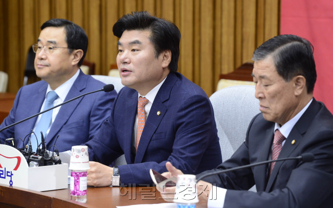 원유철 새누리당 원내대표가 20일 오전 서울 여의도 국회에서 열린 원내대책회의에서 모두발언을 하고 있다. 박해묵 기자/mook@heraldcorp.com