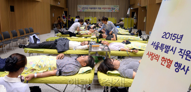 20일 오전 서울시청에서 '2015 서울특별시 직원 사랑의 헌혈' 행사를 갖고 있다. 박현구 기자phko@heraldcorp.com/ 2015.10.20