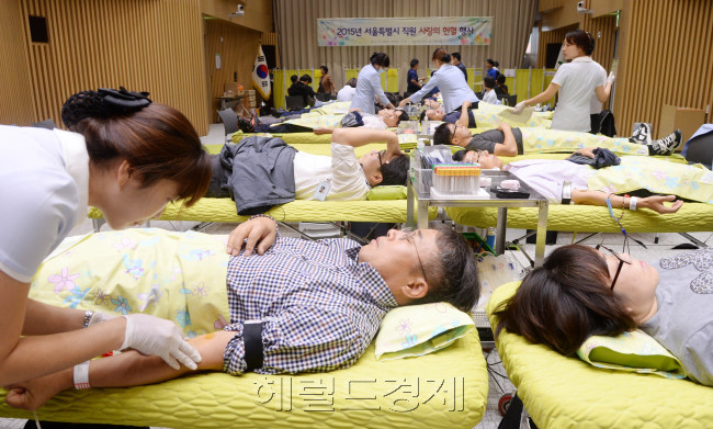 20일 오전 서울시청에서 '2015 서울특별시 직원 사랑의 헌혈' 행사를 갖고 있다. 박현구 기자phko@heraldcorp.com/ 2015.10.20