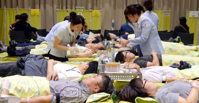 20일 오전 서울시청에서 '2015 서울특별시 직원 사랑의 헌혈' 행사를 갖고 있다. 박현구 기자phko@heraldcorp.com/ 2015.10.20