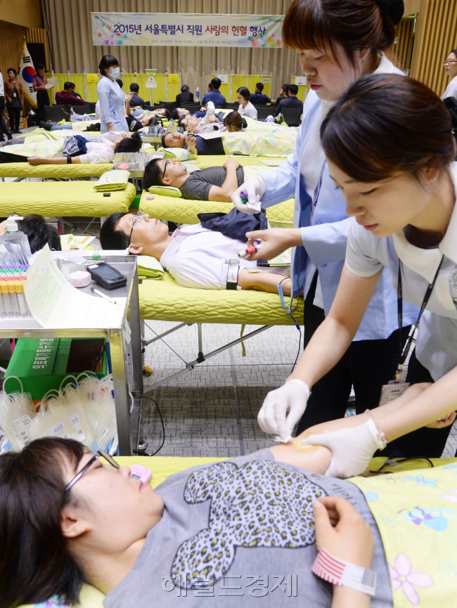 20일 오전 서울시청에서 '2015 서울특별시 직원 사랑의 헌혈' 행사를 갖고 있다. 박현구 기자phko@heraldcorp.com/ 2015.10.20