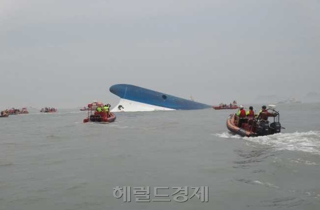 물에 잠겨 가는 세월호. [사진=헤럴드DB]