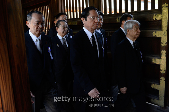 한국 광복(일본 패전) 70주년을 맞이한 8월 15일 야스쿠니 신사를 찾은 일본 정치인들. [자료=게티이미지]
