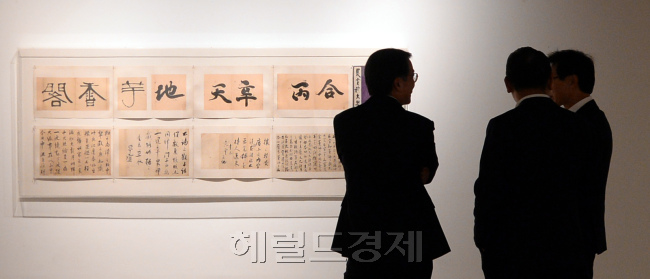 호요미 멤버들이 학고재갤러리에 전시된 추사 김정희와 우성 김종영의 작품을 감상하고 있다. [사진=박현구 기자/phko@heraldcorp.com]