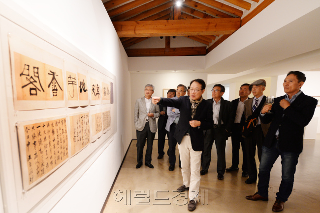 우찬규 학고재 회장이 호요미 멤버들에게 추사의 글씨에 대해 설명하고 있다. [사진=박현구 기자/phko@heraldcorp.com]