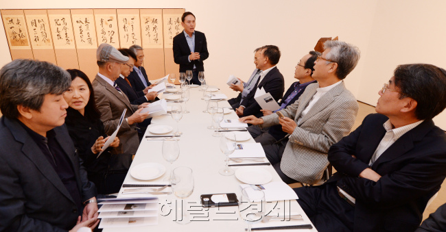 “조금 늦게 왔더니 제일 후진 자리를 줬네.” 상석에 안게 된 김순응 대표는 “학고재는 세계적으로 가장 잘 나가는 한국화랑”이라며 “서예와 현대미술을 함께 살 수 있는 곳은 학고재 밖에 없다”며 우 회장을 추켜 세웠다. [사진=박현구 기자/phko@heraldcorp.com]