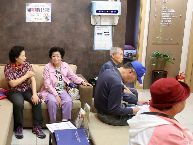 Korean elderly citizens wait to get treated at a medical clinic. (Yonhap)