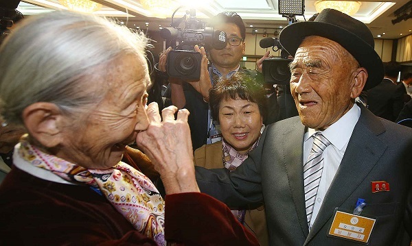 Lee Sun-gyu, 85, smiles as she reunites with her now 83-year-old husband Oh In-se from the North during the first separated family reunion session at Mount Geumgangsan in North Korea on Tuesday.  Yonhap