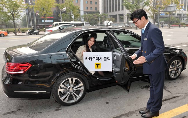 Korean IT giant Kakao launched the Kakao Taxi Black, a luxury limousine service of the company’s taxi-hauling app Kakao Taxi, on Tuesday. Kakao
　
