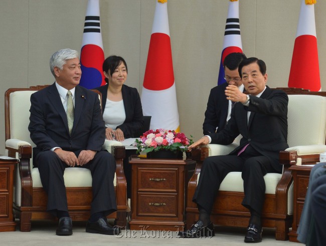 Defense Minister Han Min-koo (right) speaks with his Japanese counterpart Gen Nakatani during their talks in Seoul on Tuesday. (Yonhap)