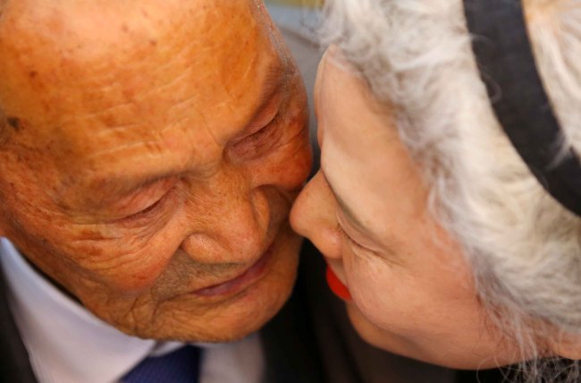 Lee Jeong-sook, 68, and her father Lee Heung-jong, 88, from the North embrace each other during the first separated family reunion session at Mount Geumgangsan in North Korea on Tuesday. Yonhap