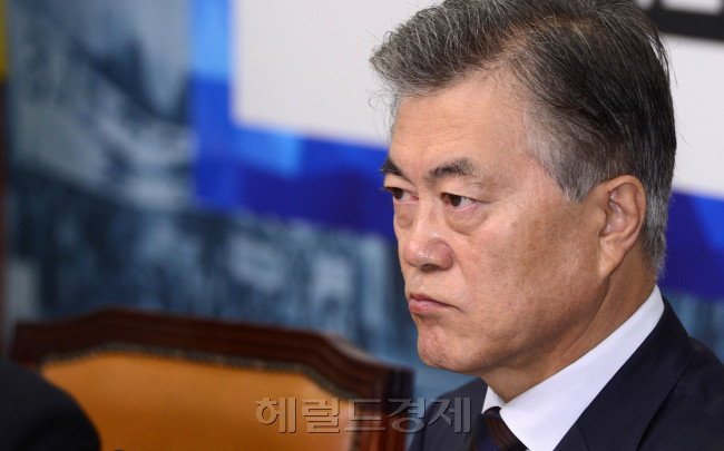 문재인 새정치민주연합 대표가 21일 오전 서울 여의도 국회에서 열린 최고위원회의에서 굳은 표정을 짓고 있다. 박해묵 기자/mook@heraldcorp.com