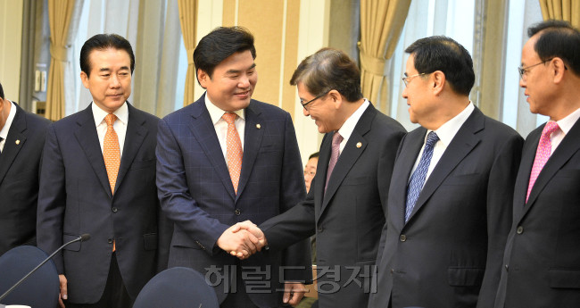 원유철 새누리당 원내대표가 21일 오전 서울 여의도 국회에서 열린 제3차 저출산 고령사회 기본계획 관련 당정협의에서 정진엽 보건복지부 장관과 이야기를 나누고 있다. 박해묵 기자/mook@heraldcorp.com