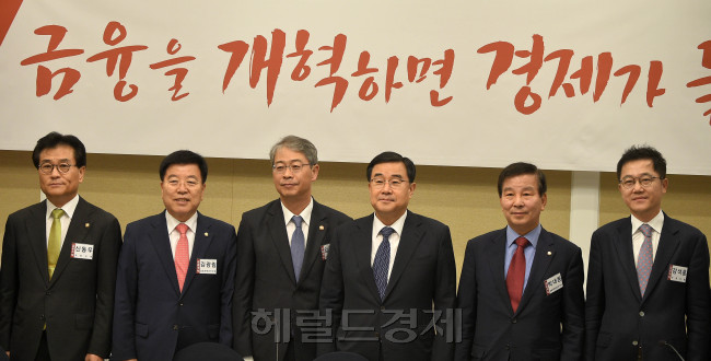 금융개혁특별위원회 1차 전체회의가 21일 오전 서울 여의도 국회 귀빈식당에서 열린 가운데 김광림 새누리당 의원, 임종룡 금융의원장, 김정훈 새누리당 정책위의장 등이 포토타임을 가지고 있다. 박해묵 기자/mook@heraldcorp.com