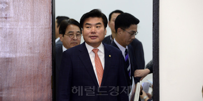 원유철 새누리당 원내대표가 21일 오전 서울 여의도 국회에서 열린 최고중진연석회의에 참석하고 있다. 박해묵 기자/mook@heraldcorp.com