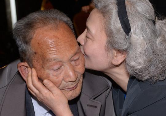 금강산에서 20일 열린 제20차 남북 이산가족상봉행사 단체상봉에서 남측 딸 이정숙(68) 씨가 북측의 아버지 리흥종(88) 씨 볼에 입을 맞추고 있다. [금강산=사진공동취재단]