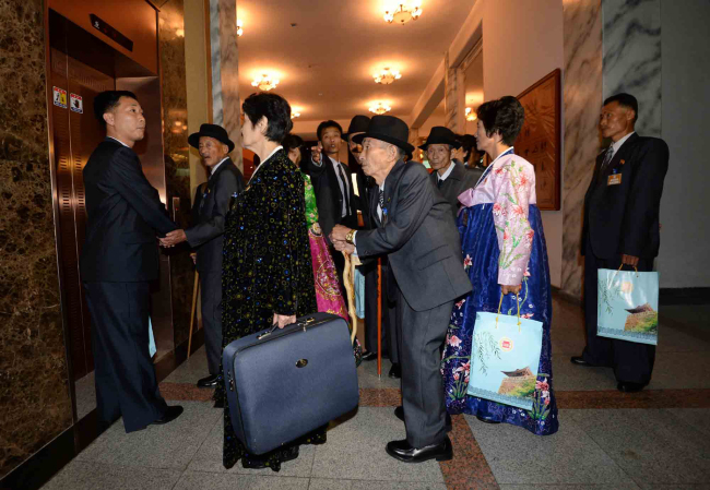 21일 강원도 고성 금강산에서 열린 제20차 남북이산가족상봉 개별상봉을 위해 북측 가족들이 금강산호텔로 들어서고 있다. 금강산=사진공동취재단