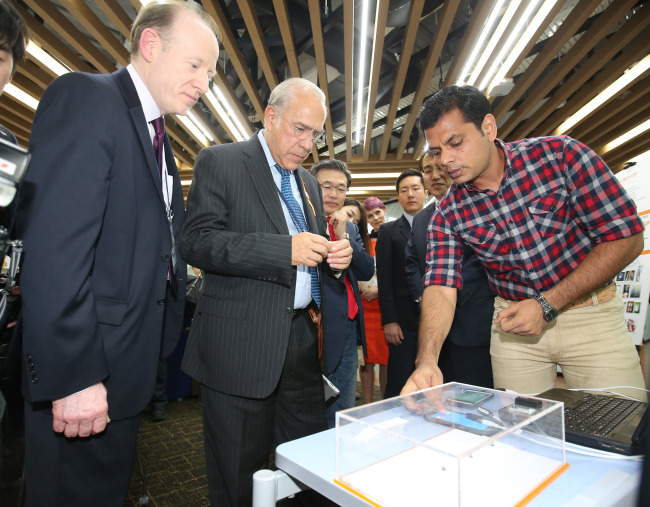 OECD secretary-general Angel Gurria (center) visits the Daejeon Creative Economy Innovation Center on Tuesday. (Yonhap)