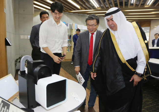 Turki bin Saud bin Mohammed al-Saud (right), president of Saudi Arabia's King Abdulaziz City for Science and Technology visits the Daejeon Creative Economy Innovation Center on Monday. (SK Group)