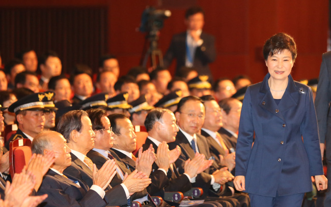 President Park Geun-hye walks toward podium to deliever her speech at a ceremony held to mark the 70th anniversary of the Police Day, in Seoul, Wednesday.   Yonhap