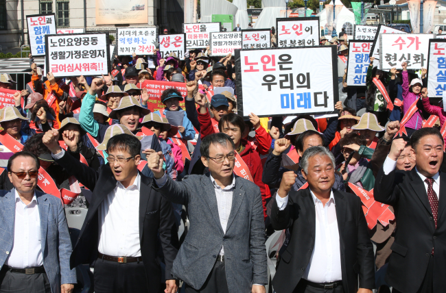 Senior citizens protest against the Welfare Ministry's policies for the elderly. (Yonhap)