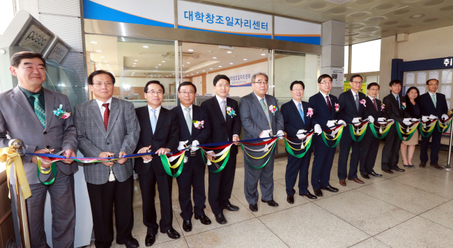 <YONHAP PHOTO-4705> 이기권 장관, 대학창조일자리센터 개소식 참석 (서울=연합뉴스) 이기권 고용노동부 장관(오른쪽에서 여섯번째)과 내빈들이 21일 오후 전남대학교 중앙도서관 내 취업강의실에서 열린 '대학 창조일자리센터' 개소식에서 테이프 커팅을 하고 있다. 2015.10.21 hkmpooh@yna.co.kr/2015-10-21 22:11:14/ <저작권자 ⓒ 1980-2015 ㈜연합뉴스. 무단 전재 재배포 금지.>
