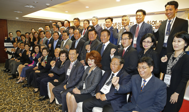 <YONHAP PHOTO-4065> 세계한인정치인포럼 개막 (서울=연합뉴스) 황광모 기자 = 21일 오후 서울 프레지던트호텔에서 열린 '제4차 세계 한인 정치인 포럼' 개회식에서 참석자들과 내빈들이 기념촬영을 하고 있다. (아랫줄 오른쪽 일곱 번째부터) 나경원 국회 외교통일위원장, 임용근 세계한인정치인협의회 회장, 재외동포재단 조규형 이사장 (아랫줄 왼쪽 세 번째). 2015.10.21 hkmpooh@yna.co.kr/2015-10-21 20:02:26/ <저작권자 ⓒ 1980-2015 ㈜연합뉴스. 무단 전재 재배포 금지.>