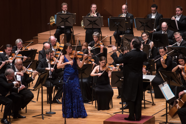 Renowned violinist Viktoria Mullova performs alongside the BBC Philharmonic during the orchestra’s concert at the Seoul Arts Center’s Concert Hall on Wednesday.   Vincero