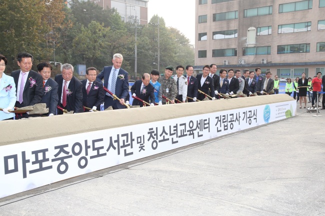 <YONHAP PHOTO-3342> 마포중앙도서관 및 청소년교육센터 기공식 (서울=연합뉴스) 21일 서울 마포구에서 열린 '마포중앙도서관 및 청소년교육센터 기공식'에서 박홍섭 마포구청장을 비롯한 참석자들이 기념 시삽을 하고 있다. 2015.10.21 << 마포구청 제공 >> photo@yna.co.kr/2015-10-21 17:54:15/ <저작권자 ⓒ 1980-2015 ㈜연합뉴스. 무단 전재 재배포 금지.>
<YONHAP PHOTO-3342> 마포중앙도서관 및 청소년교육센터 기공식 (서울=연합뉴스) 21일 서울 마포구에서 열린 '마포중앙도서관 및 청소년교육센터 기공식'에서 박홍섭 마포구청장을 비롯한 참석자들이 기념 시삽을 하고 있다. 2015.10.21 << 마포구청 제공 >> photo@yna.co.kr/2015-10-21 17:54:15/ <저작권자 ⓒ 1980-2015 ㈜연합뉴스. 무단 전재 재배포 금지.>