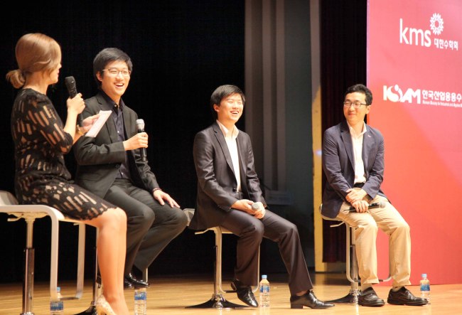 '대한민국 산업수학 주간' 행사 (서울=연합뉴스) 21일 서울 강남구 코엑스에서 개막한 '대한민국 산업수학 주간' 행사에서 지난 2006~2008년 국제수학올림피아드와 국제수학능력평가경시대회에서 금메달 및 대상을 수상해 화제를 모은 국가수리과학연구소 소속의 이석형, 임동규, 이승재 연구원(오른쪽부터)이 ‘어! 여기에도 수학이?’를 주제로 학생을 비롯한 참석자들과 토크콘서트를 하고 있다. 2015.10.21 << 국가수리과학연구소 제공 >> photo@yna.co.kr (끝)