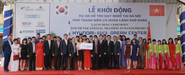 <YONHAP PHOTO-2974> 현대차그룹, 베트남서 자동차·건설 기술 전수 (서울=연합뉴스) 현대자동차그룹은 21일(한국시간) 베트남 하노이 공업대학에서 '현대-코이카 드림센터' 착공식을 가졌다. 성필경 현대건설 싱가폴 지사장(왼쪽 열세번째), 박상민 현대차 아태지역본부장(왼쪽 열네번째), 장재윤 코이카 베트남 사무소장(왼쪽 아홉번째), 이상주 플랜코리아 대표(왼쪽 여덟번째) 등 참석자들이 기념촬영을 하고 있다. 이번에 착공하는 드림센터는 가나, 인도네시아, 캄보디아에 이은 현대차그룹의 4번째 드림센터로 내년 2월 완공 예정이다. 2015.10.21 << 현대자동차그룹 제공 >> photo@yna.co.kr/2015-10-21 16:12:38/ <저작권자 ⓒ 1980-2015 ㈜연합뉴스. 무단 전재 재배포 금지.>