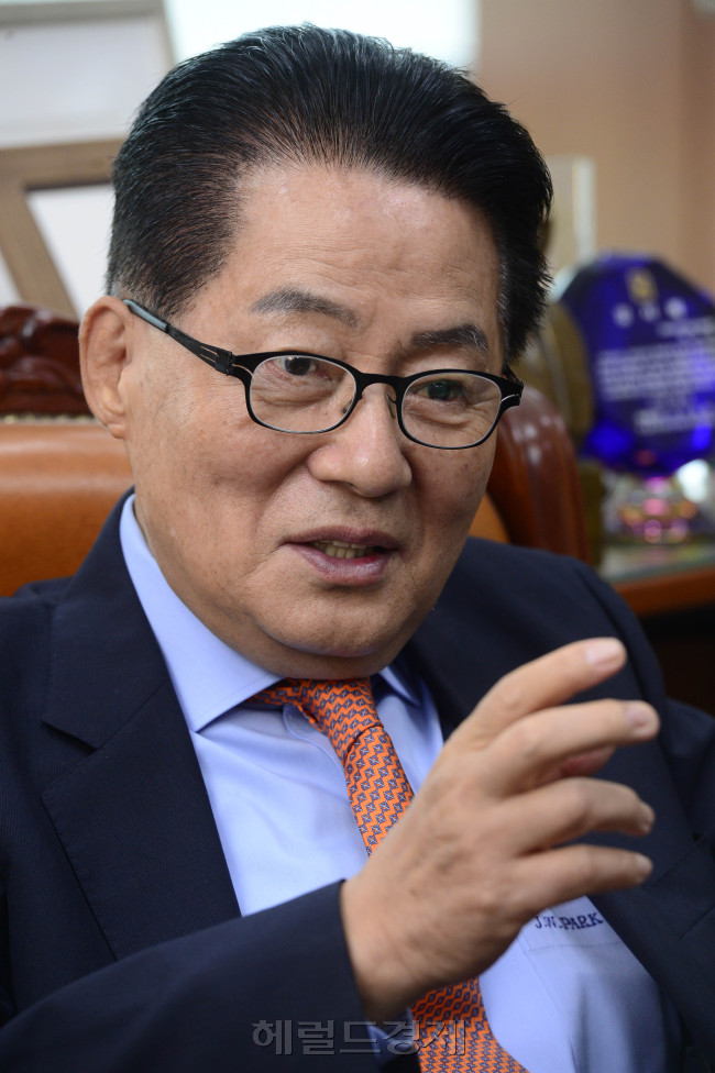 박지원 새정치민주연합 전 원내대표가 지난 21일 국회 의원회관 자신의 집무실에서 헤럴드경제와 인터뷰를 하고 있다. 박해묵 기자/mook@heraldcorp.com