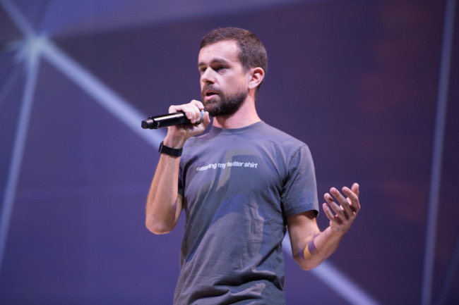트위터 CEO 잭 도시 (Jack Dorsey)가 21일 (현지시간) 샌프란시스코 빌 그레이엄 시빅 오디토리엄(Bill Graham Civic Auditorium)에서 열린 트위터 플라이트 (Flight) 개발자회의에서 키노트 스피치를 진행하고 있다. (사진제공=트위터)