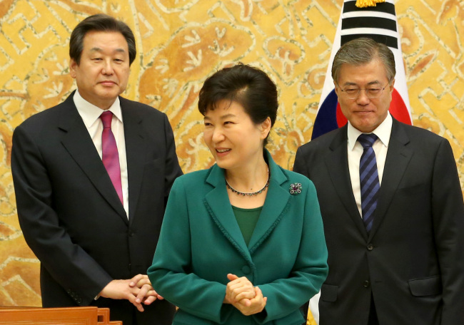 <YONHAP PHOTO-2343> 박 대통령과 여야 대표 대화 (서울=연합뉴스) 백승렬 기자 = 박근혜 대통령과 새누리당 김무성·새정치민주연합 문재인 대표가 22일 오후 청와대에서 열린 여야지도부회동에서 대화하고 있다. 2015.10.22 srbaek@yna.co.kr/2015-10-22 15:38:29/ <저작권자 ⓒ 1980-2015 ㈜연합뉴스. 무단 전재 재배포 금지.>
President Park Geun-hye greets Saenuri Party leader Kim Moo-sung (left) and New Politics Alliance for Democracy leader Moon Jae-in at Cheong Wa Dae on Thursday. Yonhap