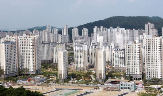 서울시는 올해 3분기 시내 부동산중개업소 4354곳 단속 결과 불법행위를 한 227곳을 적발했다. 사진은 서울 외곽 아파트 단지.