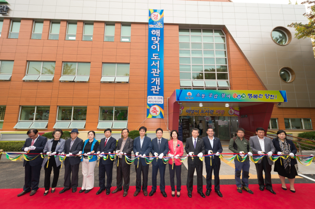 <YONHAP PHOTO-3408> 양천구 '해맞이 도서관' 개관식 (서울=연합뉴스) 22일 오후 서울 양천구 신월동 소재 해맞이 도서관에서 열린 개관식에서 김수영 양천구청장(오른쪽 여섯째)등 참석자들이 테이프 커팅을 하고 있다. 2015.10.22 << 양천구 제공 >> kane@yna.co.kr/2015-10-22 18:56:45/ <저작권자 ⓒ 1980-2015 ㈜연합뉴스. 무단 전재 재배포 금지.>
<YONHAP PHOTO-3408> 양천구 '해맞이 도서관' 개관식 (서울=연합뉴스) 22일 오후 서울 양천구 신월동 소재 해맞이 도서관에서 열린 개관식에서 김수영 양천구청장(오른쪽 여섯째)등 참석자들이 테이프 커팅을 하고 있다. 2015.10.22 << 양천구 제공 >> kane@yna.co.kr/2015-10-22 18:56:45/ <저작권자 ⓒ 1980-2015 ㈜연합뉴스. 무단 전재 재배포 금지.>