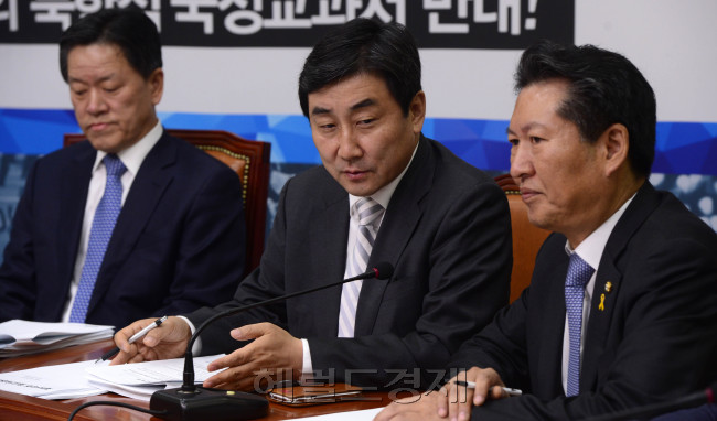 이종걸 새정치민주연합 원내대표가 23일 오전 서울 여의도 국회에서 열린 최고위원회의에 참석하고 있다. 박해묵 기자/mook@heraldcorp.com