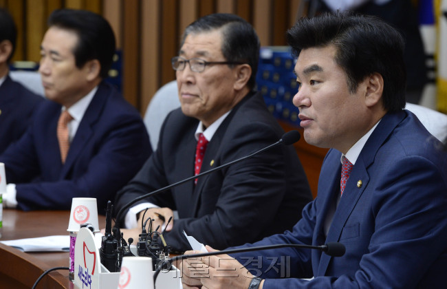 원유철 새누리당 원내대표가 23일 오전 서울 여의도 국회에서 열린 원내대책회의에서 모두발언을 하고 있다. 박해묵 기자/mook@heraldcorp.com