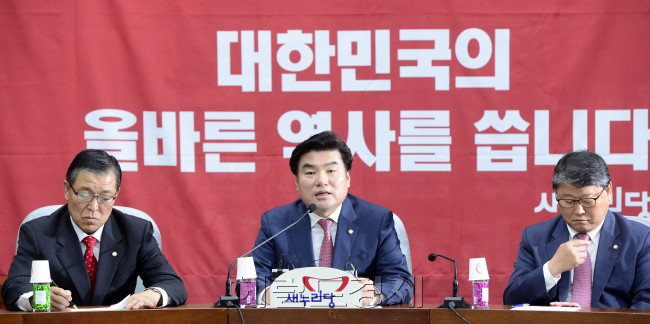 원유철 새누리당 원내대표가 23일 오전 서울 여의도 국회에서 열린 원내대책회의에서 모두발언을 하고 있다. 원 원내대표는 이날 역사교과서 국정화 논란과 관련, “집필진도 구성이 안 됐고, 단 한 페이지도 쓰지 않은 역사 교과서에 대해 ‘친일’이니 ‘독재’니 하는 건 어불성설이고 지나친 억측”이라고 강조했다(왼쪽 사진) .이종걸 새정치민주연합 원내대표가 23일 오전 서울 여의도 국회에서 열린 긴급 의원총회에서 유기홍 의원과 이야기를 나누고 있다. 이 원내대표는 이날 “역사교과서 국정화 격론에서 박근혜 대통령은 사실 관계가 틀렸고, 극우 세력의 주장을 똑같이 (반복)했다”며 “결국 역사교과서 괴담의 진원은 박 대통령이었다는 것을 확인했다”고 말했다. 박해묵 기자/mook@heraldcorp.com