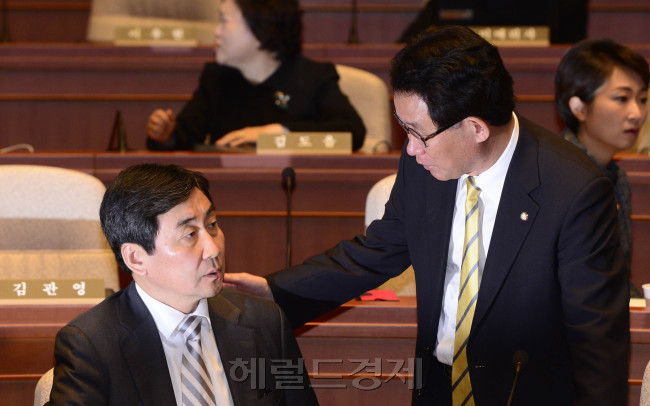 이종걸 새정치민주연합 원내대표가 23일 오전 서울 여의도 국회에서 열린 긴급 의원총회에서 유기홍 의원과 이야기를 나누고 있다. 이 원내대표는 이날 “역사교과서 국정화 격론에서 박근혜 대통령은 사실 관계가 틀렸고, 극우 세력의 주장을 똑같이 (반복)했다”며 “결국 역사교과서 괴담의 진원은 박 대통령이었다는 것을 확인했다”고 말했다. 박해묵 기자/mook@heraldcorp.com