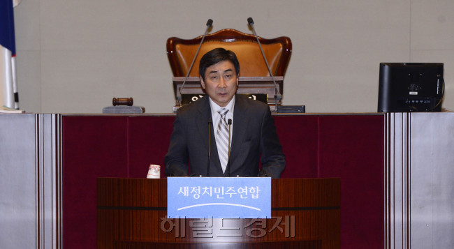 이종걸 새정치민주연합 원내대표가 23일 오전 서울 여의도 국회에서 열린 긴급 의원총회에서 발언을 하고 있다. 박해묵 기자/mook@heraldcorp.com