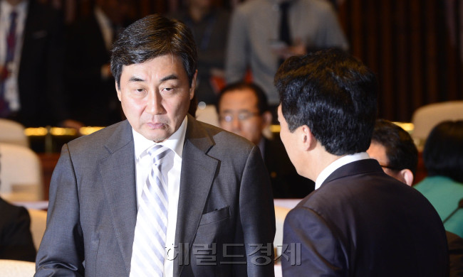 23일 국회에서 열린 새정치민주연합 긴급의원총회에 참석한 이종걸 원내대표가 굳은 표정으로 발언을 하기 위해 걸어나오고 있다. 박해묵 기자/mook@heraldcorp.com