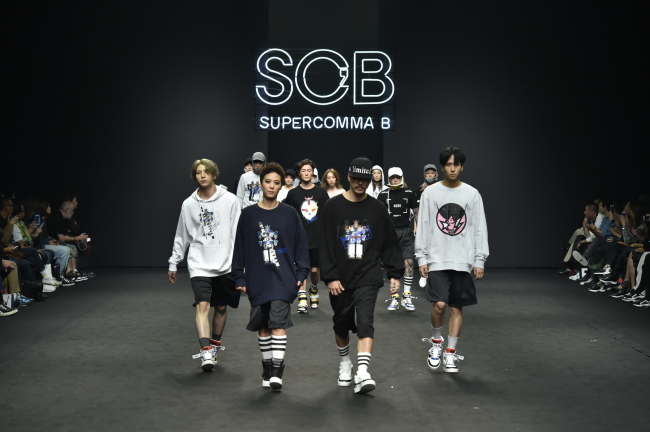 Metrocity (top) and Kolon FnC’s fashion brand Supercomma B, respectively, showcase spring-summer collections at Hera Seoul Fashion Week on Tuesday. (Metrocity and Kolon FnC)